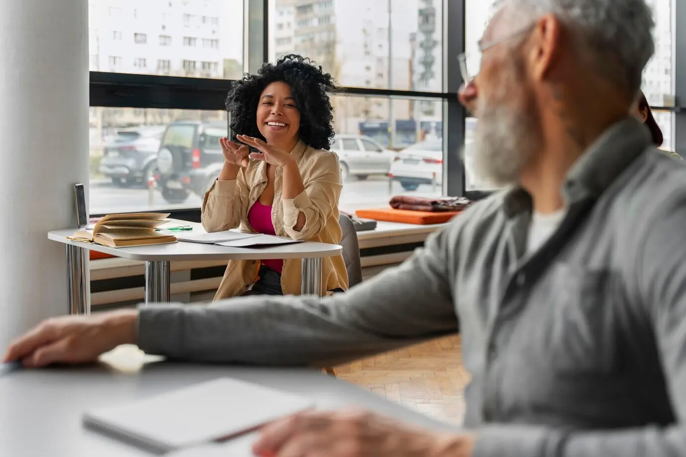 Seitenansicht von Erwachsenen, die gemeinsam lernen